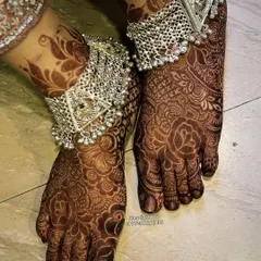 A closer look at the stained foot design. The color is deep and rich, exactly what a bride wants for her wedding day.