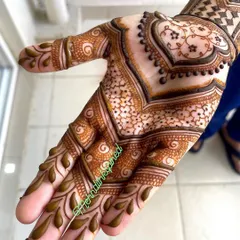 A lovely, delicate design perfect for a bridesmaid. The heart shaped pattern on the back of the hand is complemented by leafy vines on the fingers.