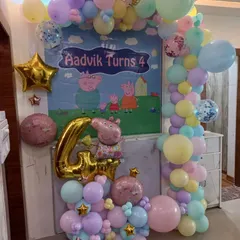 A popular choice for younger children, this Peppa Pig theme for a 4th birthday uses a soft pastel balloon arch and a large character foil balloon. The custom backdrop completes the playful scene.