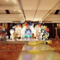 Step right up to a world of fun with a full-scale carnival theme. This vibrant stage setup features a classic red-and-white striped tent, a Ferris wheel, and friendly animal characters, creating an exciting and playful atmosphere for a 4th birthday party.