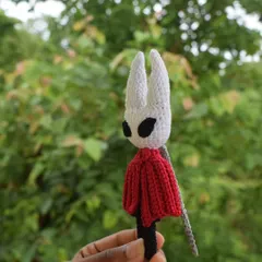 This side profile of the Hornet commission shows off the slim build and the way the cloak drapes. It's a perfect little tribute to a great indie game character.