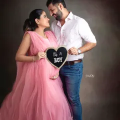 A stunning mama to be, ready to welcome her baby boy. This classic portrait in a beautiful pink gown shows how we can create elegant and timeless maternity photos.