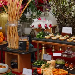 Our grazing tables are a feast of colors and flavors, featuring breadsticks, gluten-free crackers, and our signature basil pesto. We work with floral artists to integrate beautiful arrangements, making the table a true work of art.