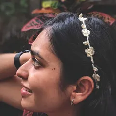 Our minimalistic floral hairband looks so delicate and pretty when worn. It's a soft, comfortable alternative to a hard headband, perfect for a subtle, romantic style.
