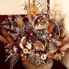 A stunning dried flower arrangement. This long-lasting bouquet features a mix of dried wheat, cotton, and other rustic elements, perfect for home decor or as a unique gift.