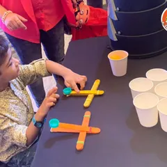 Ready, aim, launch! At our events, we love activities that teach physics in a playful way. Building and testing these simple catapults is a fantastic introduction to concepts like potential and kinetic energy.