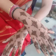 A minimal bangle-length design on the back of the hands. The scattered floral motifs create a lovely, delicate look that is perfect for any occasion.