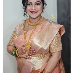 There's nothing more special than a baby shower. Here is the glowing mom-to-be, Shweta, looking absolutely radiant. We chose a soft, peachy-pink makeup look to complement her beautiful saree and the happy occasion.