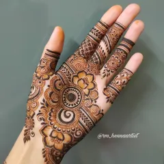 A lovely mandala-style design I did for myself for Eid. The central flower is surrounded by detailed patterns, and each finger has its own unique design.