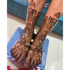 For the bride who wants it all, this is a heavy bridal foot design. It's packed with details, including elephants, palace architecture, and peacocks, covering the feet in stunning patterns.