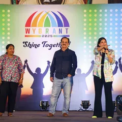 An interactive moment on stage with Wysetek employees. I use humor and quick wit to make everyone feel comfortable and ready to participate.