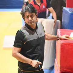 A coach carefully observes the training floor, ensuring everything runs smoothly and safely. Expert supervision is always present.
