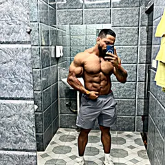 A front ab-check mirror selfie. Keeping the midsection tight is a priority year-round.