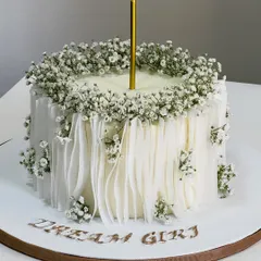 Soft, timeless, and quietly elegant. This minimalist cake is all about delicate details, with flowing textures, fresh baby's breath, and a simple charm that steals the spotlight.