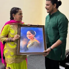 It was a true honor to present my custom portrait to the incredible singer Padma Wadkar. Seeing the joy that a piece of art can bring is the greatest reward for me as an artist. This is what makes a personalized gift so special.