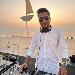 A perfect sundowner set at Juhu Beach. I love matching the music to the location, creating a chill yet celebratory vibe as the sun goes down for a destination wedding.