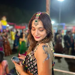 Sparkle and shine on the Garba ground with our glitzy body art. This shoulder piece is made with cosmetic glitter and is designed to stay put while you dance.