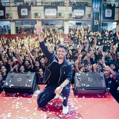 The best way to end a college festival. A picture with the amazing crowd at SIES Visions. Their energy was off the charts, and we absolutely killed it together.