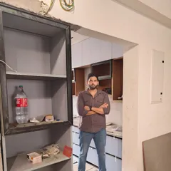 On-site, overseeing the progress of a kitchen installation. Being personally involved in every stage of the project allows me to ensure quality control and make sure the execution is flawless.