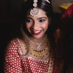An absolute regal bride. Sarah exudes an aura of royalty and grace for her Walima. The glamorous makeup, with a bold lip and defined eyes, turned out stunningly.