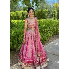A full-length shot of my Mehendi bride, her mirror braid completing the look perfectly.
