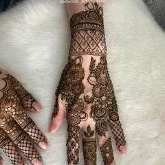 A beautiful Indo-Arabic design for a non-bridal occasion, combining floral elements with traditional Indian patterns on the wrist.