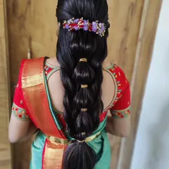 A modern bubble braid hairstyle. This look is perfect for a reception or sangeet, and I've decorated it with a beautiful floral hair accessory.