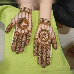 A sweet Karwa Chauth design with a couple inside a mandala. Surrounded by roses, this design is a romantic take on festival mehndi.