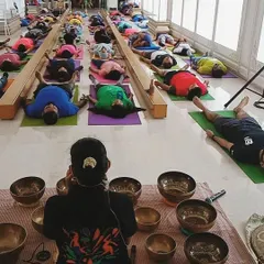This image showcases a large-scale sound bath, with participants arranged in neat rows, fully absorbed in the experience. This demonstrates my capacity to handle large groups for events and retreats.