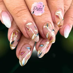 This design is all about elegance and detail. I hand-painted these delicate, multi-colored leaves with fine gold outlines over a shimmery base for a rich, artistic finish.