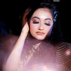 A close-up on the flawless eye makeup of a glam look. The long lashes, blended eyeshadow, and soft lighting create a dreamy and ethereal effect, showcasing advanced application techniques.