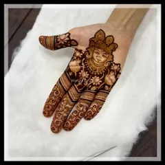 This design is a heartfelt tribute, featuring a detailed portrait of Shreenathji surrounded by lotus flowers. Creating spiritual and portrait mehendi is one of my specialties, allowing you to carry your faith and devotion in a beautiful, artistic way.