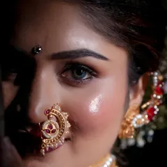A close-up on the details of this traditional Narali Purnima look. The glowing skin, sharp eye makeup, and classic Maharashtrian nath come together to create a stunning effect.