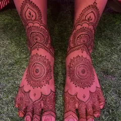 For a simpler yet elegant look, a mandala design on the feet is a wonderful choice. This symmetrical pattern covers the center of the foot and extends up the ankle, creating a beautiful focal point.