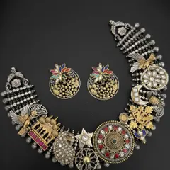 This is what my fusion style is all about. An intricate 925 silver necklace set that brings together dozens of different motifs, from birds and flowers to stars, blending oxidised silver with gold-plated touches and colourful stones.