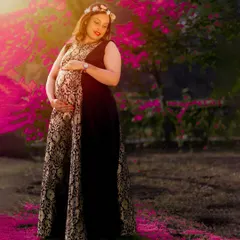 A truly magical moment from a garden maternity photoshoot. I use the beauty of nature and soft light to create dreamy, artistic portraits that celebrate your pregnancy glow.