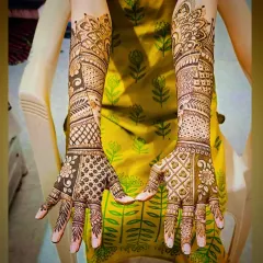 A beautiful back-of-hand design with a mix of dense and spaced-out patterns, creating a balanced and elegant look.