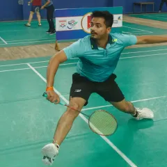 A participant from a corporate team in full flight during a competitive match. We create a professional setting that allows employees to showcase their sporting passion.