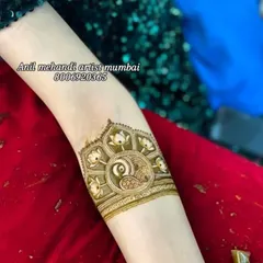 A beautiful armband design with a central peacock surrounded by lotus flowers. This type of 'bajuband' mehandi is perfect for sleeveless outfits.
