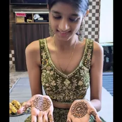 A minimal mandala design for the bride's sister. It's a beautiful way for the bridal party to have elegant mehendi that complements the bride's design.