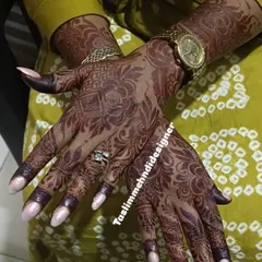 A close-up of a beautiful, dark henna stain on a modern floral design. The rich color and bold patterns make this Dubai-inspired style truly stand out.
