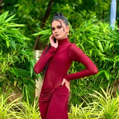 This is a complete Western-style glam look. I created a sleek high ponytail with pearl details and face-framing waves, paired with a dramatic smokey eye.