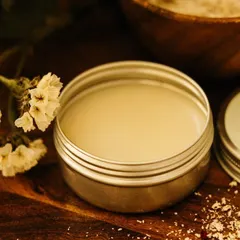 A closer look at my natural deodorant. This version is made with beeswax, cold-pressed coconut oil, and arrowroot powder, a formulation designed for effective, long-lasting odor protection.