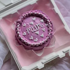 A lovely purple bento cake, perfect for telling your mum you love her. These mini cakes are great for a personal celebration and can be customized with your own message.