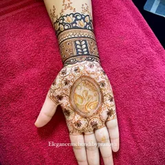 A simple yet graceful design featuring a pair of swans in the center of the palm, surrounded by delicate floral work.