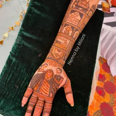The other hand of the story mehendi, featuring a family portrait. It's so special to include the people who matter most in the bride's henna design.