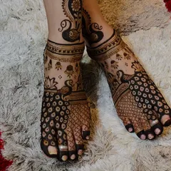 I love creating these full-coverage peacock designs for feet. The feathers flow beautifully from the ankle to the toes, creating a captivating and elegant look.