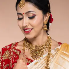 A close-up of the South Indian bride, focusing on the detailed jewellery and makeup. These shots are essential for both makeup artists and jewellery designers.