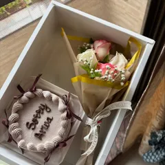 Sometimes, a sweet gesture is the best way to say you're sorry. This hamper includes a custom bento cake with the message "Sorry Arwa" and a beautiful bouquet of fresh roses, all packed in a simple white gift box.