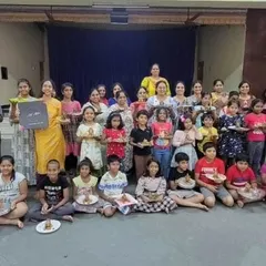 Another happy group photo from a Ganesha making session. It’s so rewarding to see everyone connect with the festival in such a personal and hands-on way.